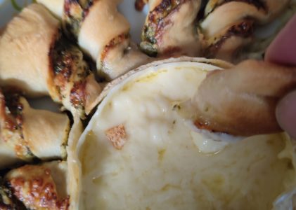 Weichkäse im Pesto-Brotteig