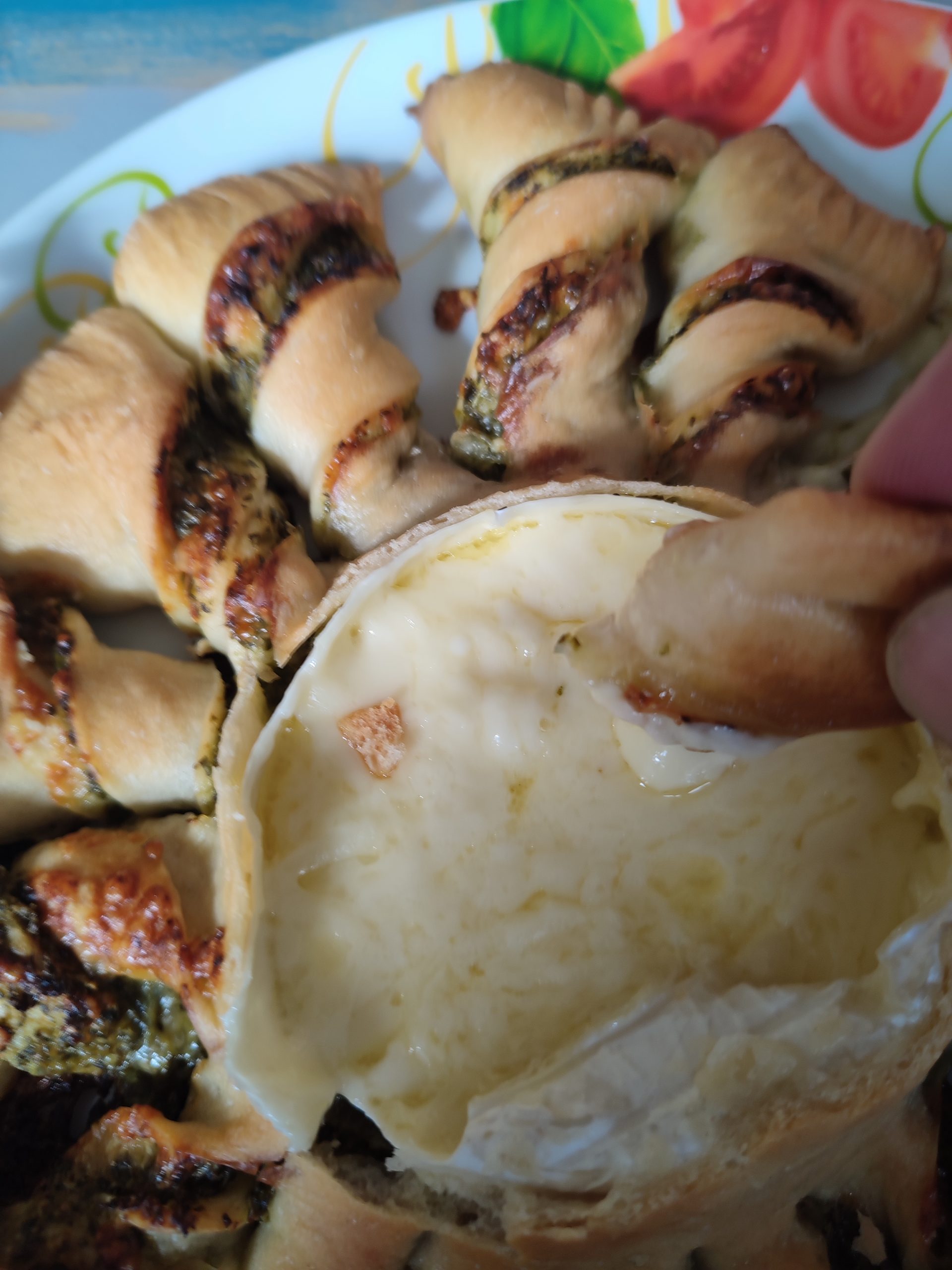 Weichkäse im Pesto-Brotteig