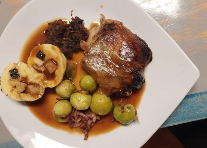 Ente aus dem Slowcooker mit „betrunkenen“ Backpflaumen und Apfel gefüllt