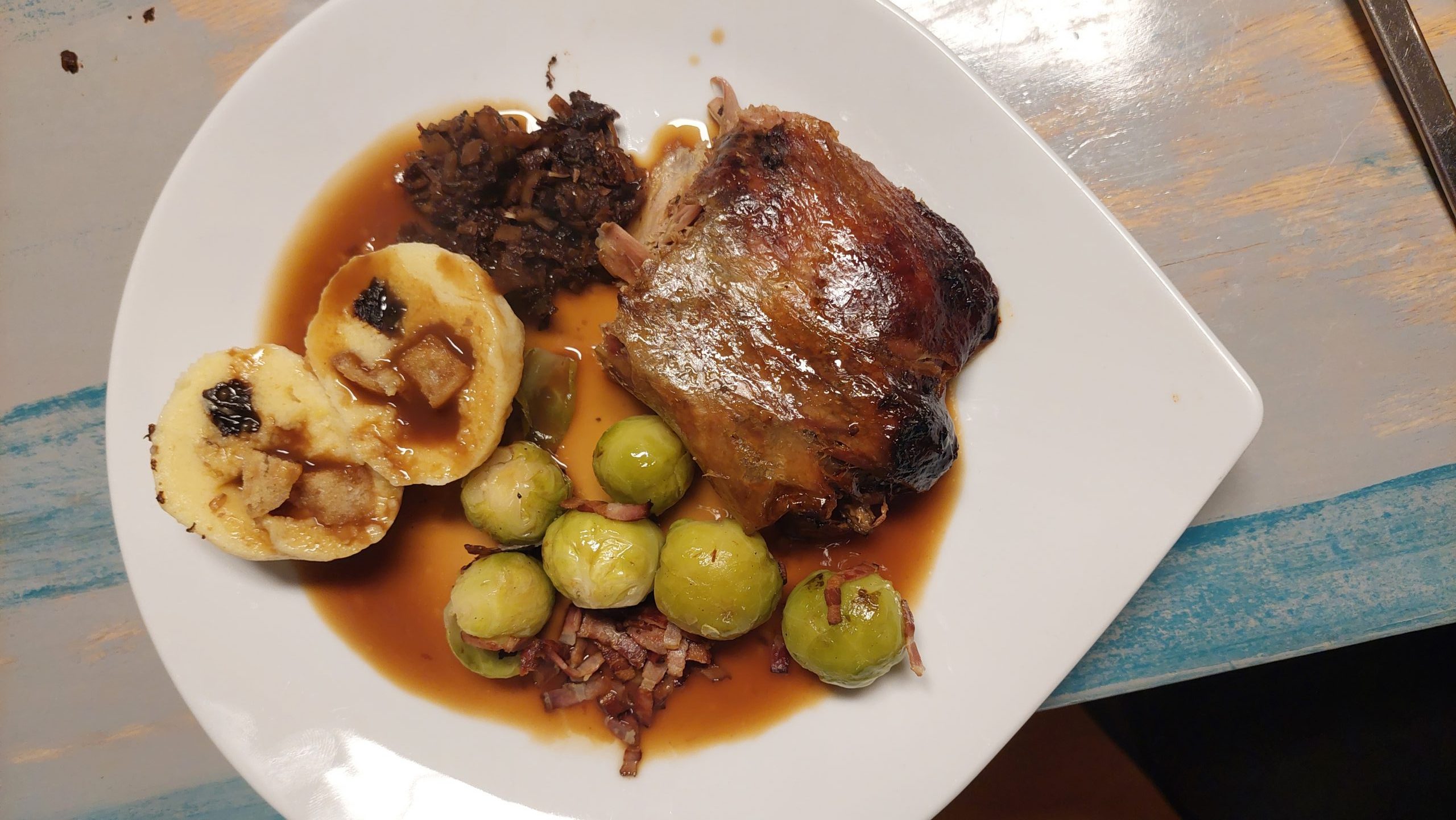 Ente aus dem Slowcooker mit „betrunkenen“ Backpflaumen und Apfel gefüllt