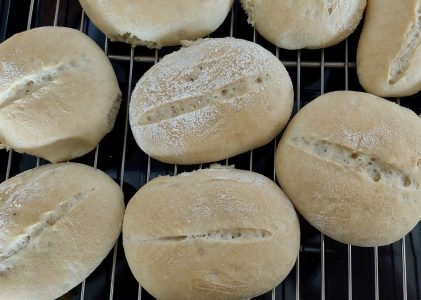 Knusprige Brötchen aus Dinkeldunst