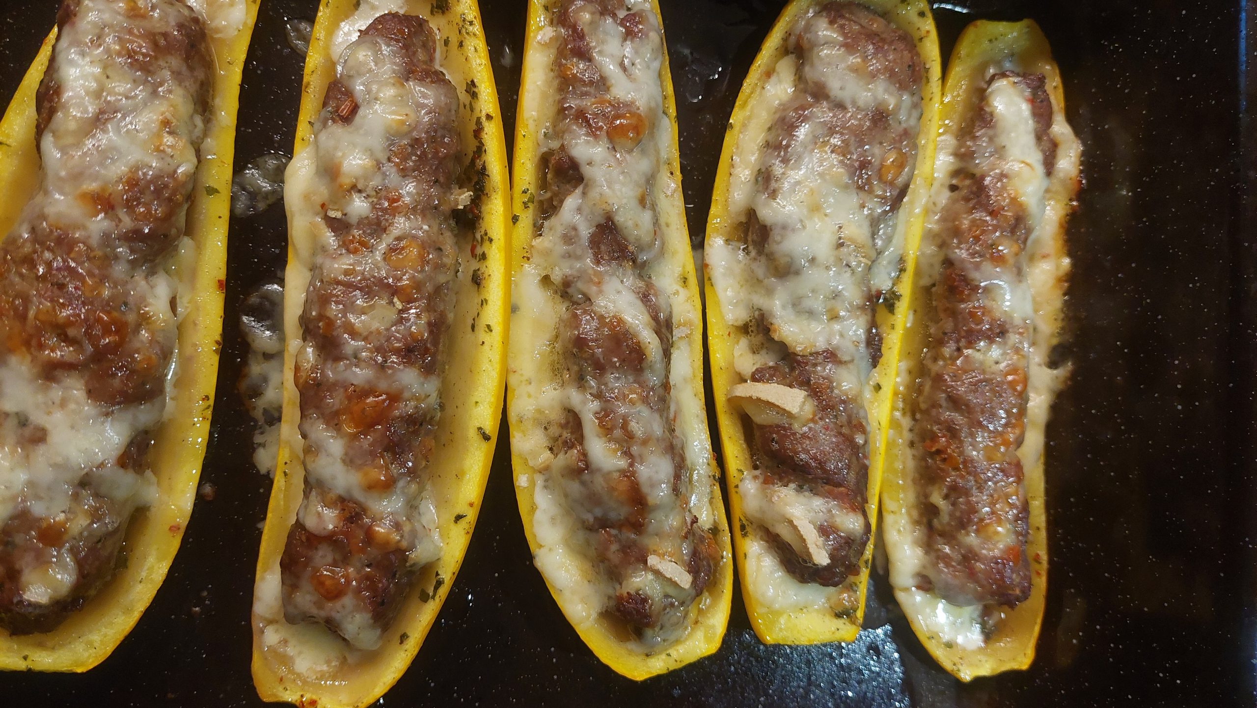 Zucchini mit mediterraner Hackfleischfüllung