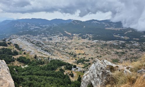 Dreimal fürstliche Höhenluft: Dichter-Fürst-Mausoleum, Königsstadt und Höhenfestung der Österreicher