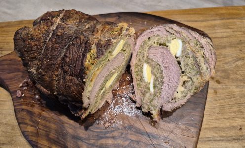 Farsumagru, ein gefüllter Kalbsrollbraten