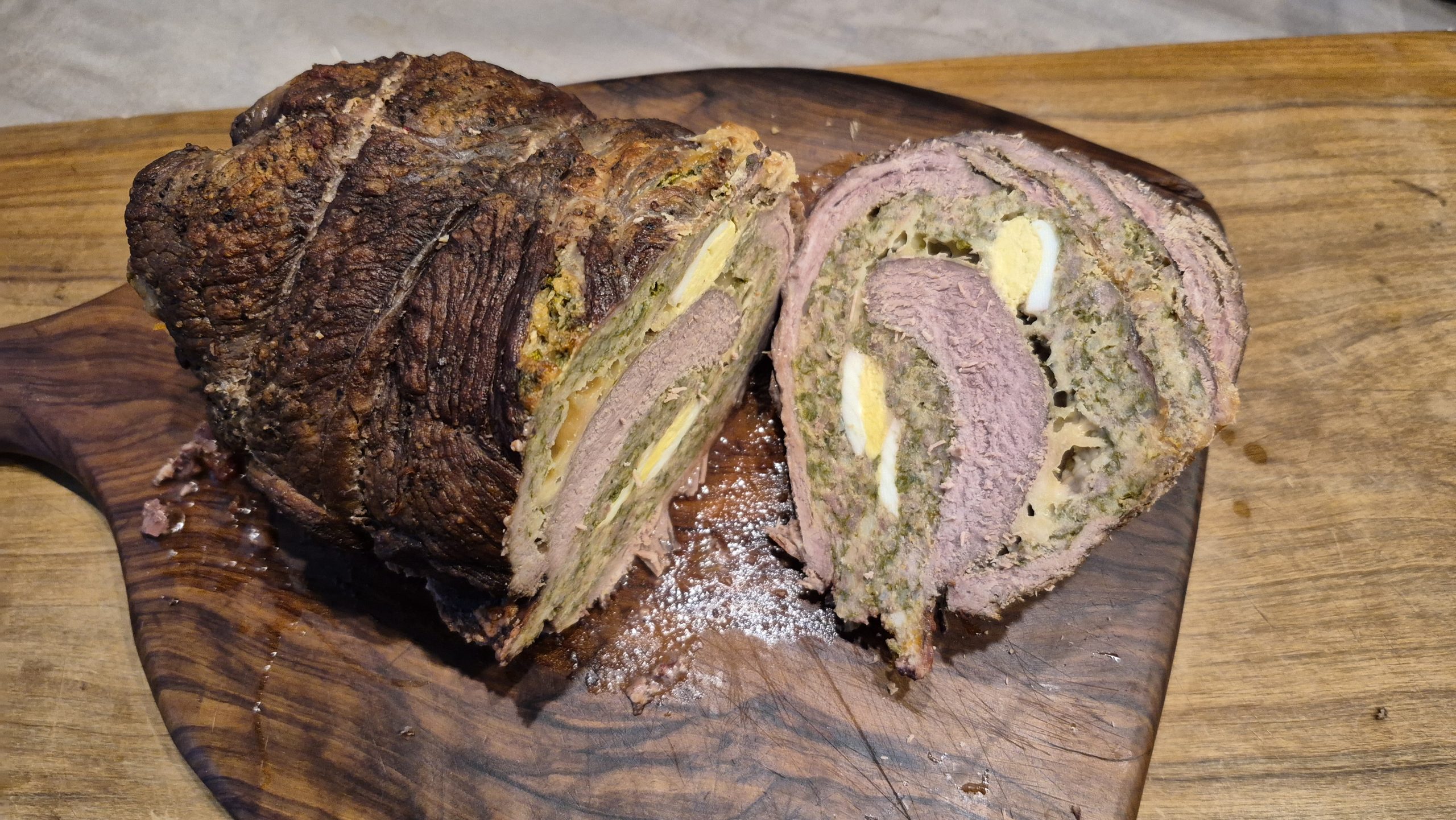 Farsumagru, ein gefüllter Kalbsrollbraten